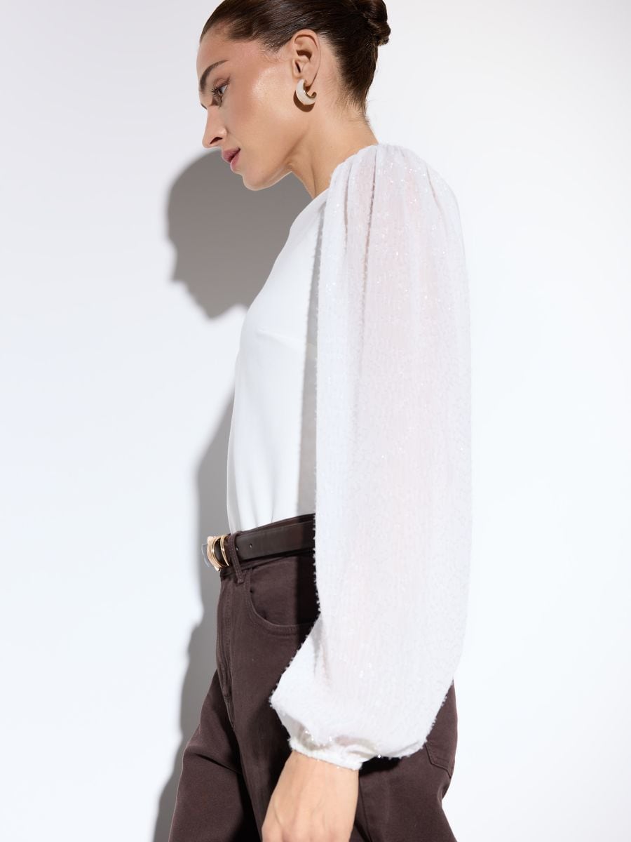 Czerwona bluzka z ozdobnymi rękawami