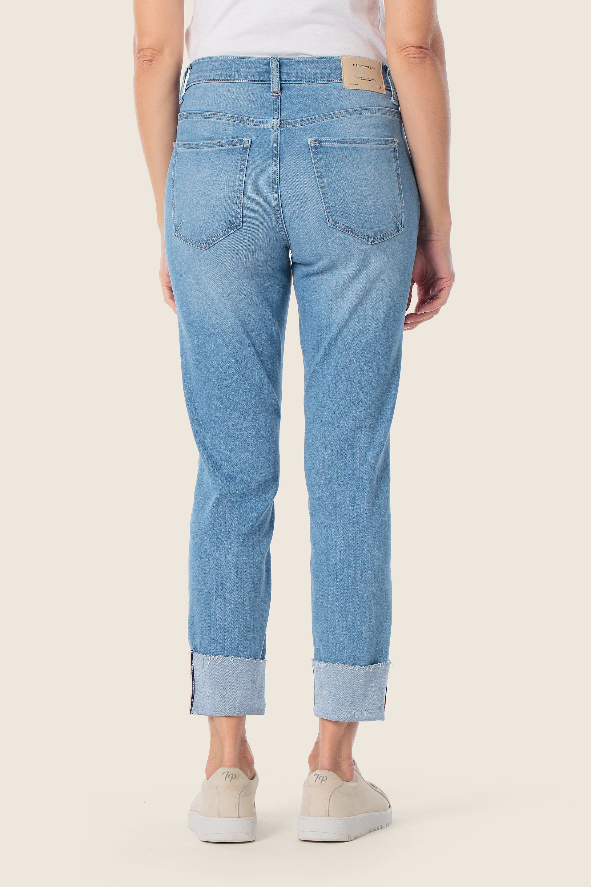 Schmal geschnittene Jeans mit umgeschlagenem Saum