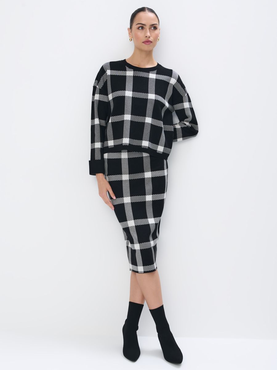 Czarny sweter w kratę