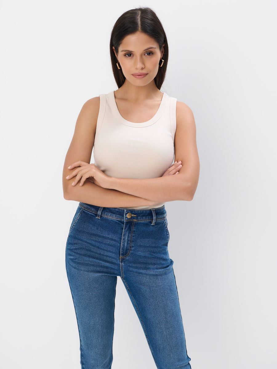 Biały dopasowany top