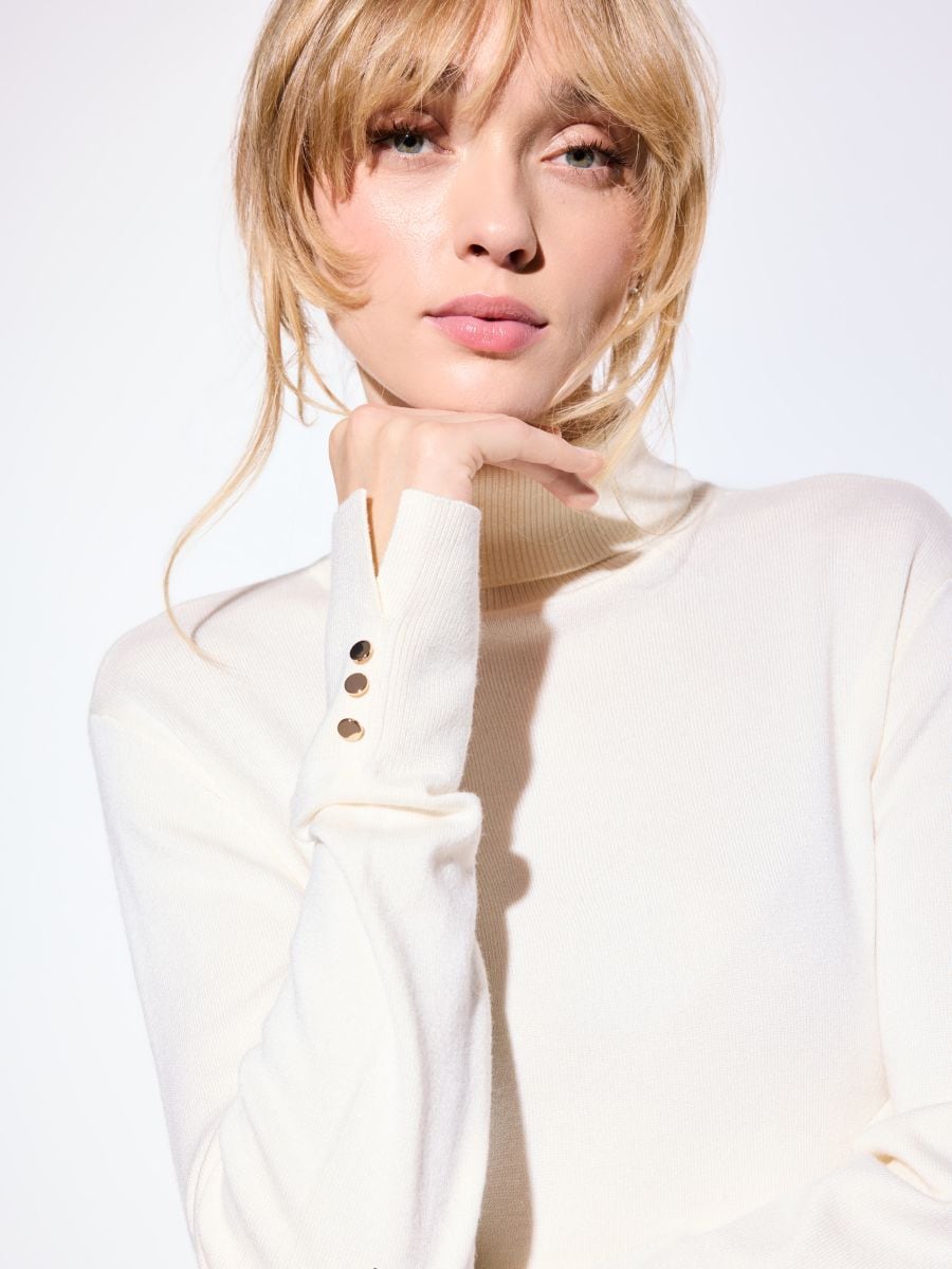 Turkusowy sweter z golfem