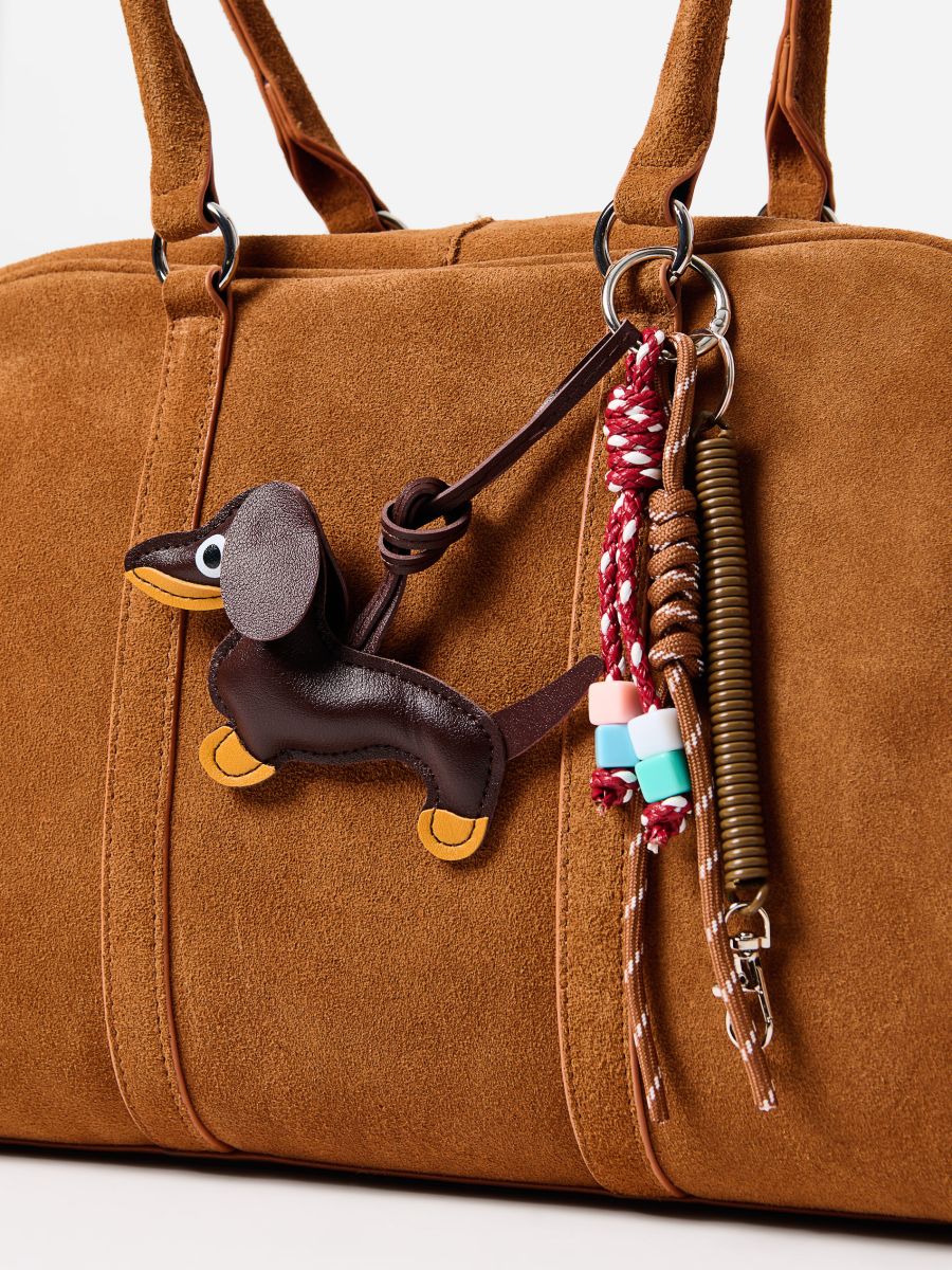 Skórzana torebka z brelokiem