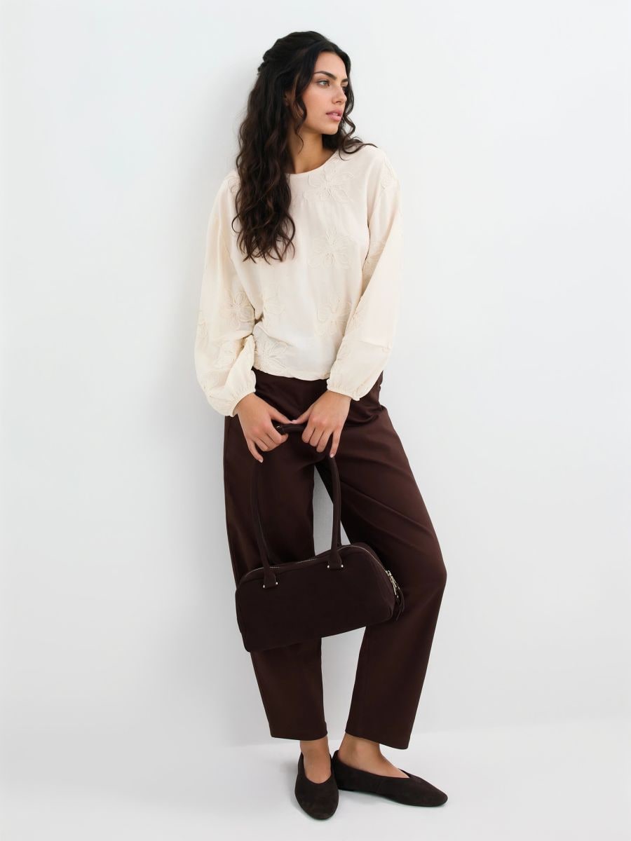 Bluzka z ozdobnymi haftami