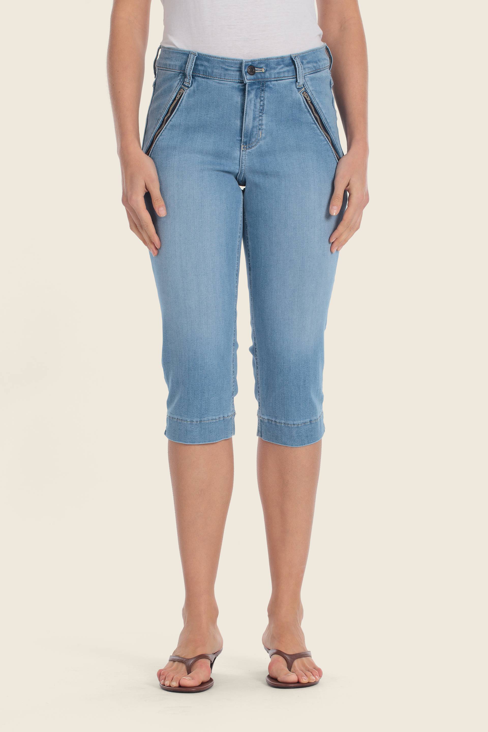 Schmal geschnittene Jeansbermuda mit Reißverschlusstaschen