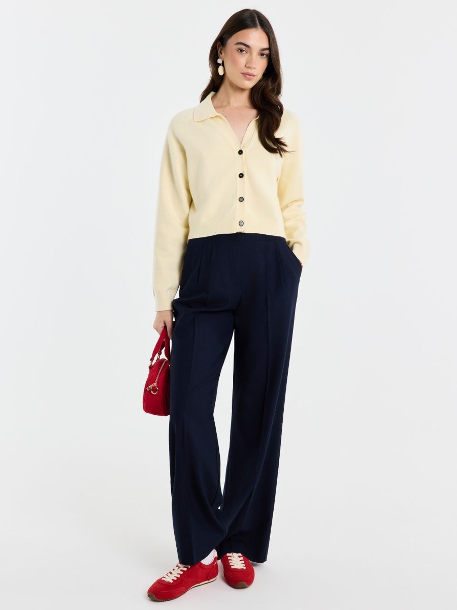 Masełkowy kardigan z kołnierzykiem polo