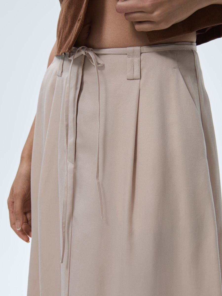 Beżowa spódnica midi z lyocellu