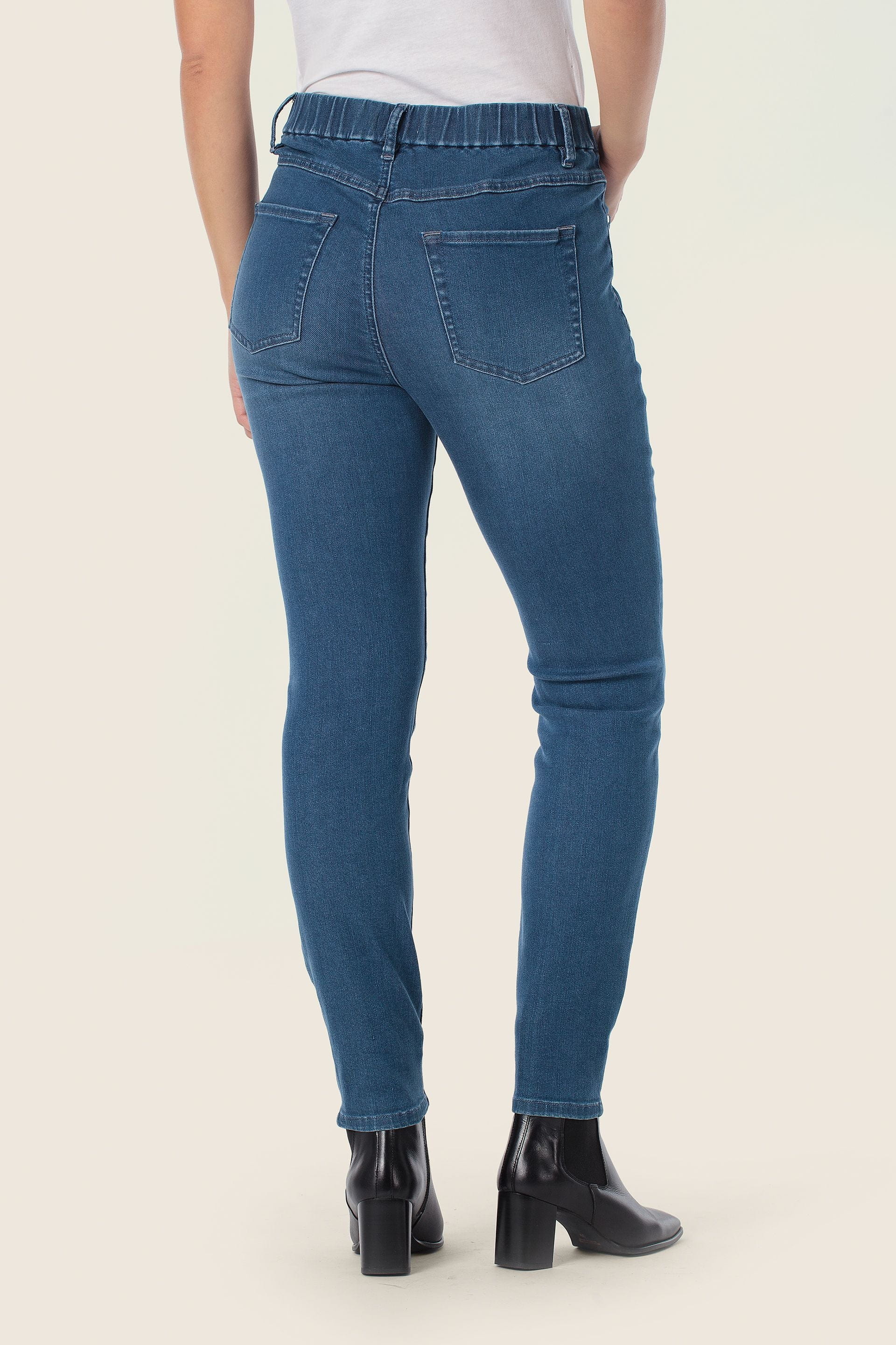 Eng anliegende Jeans mit elastischem Bund