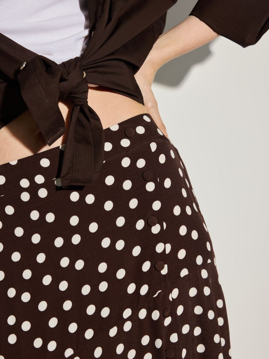 Brązowa spódnica midi w grochy