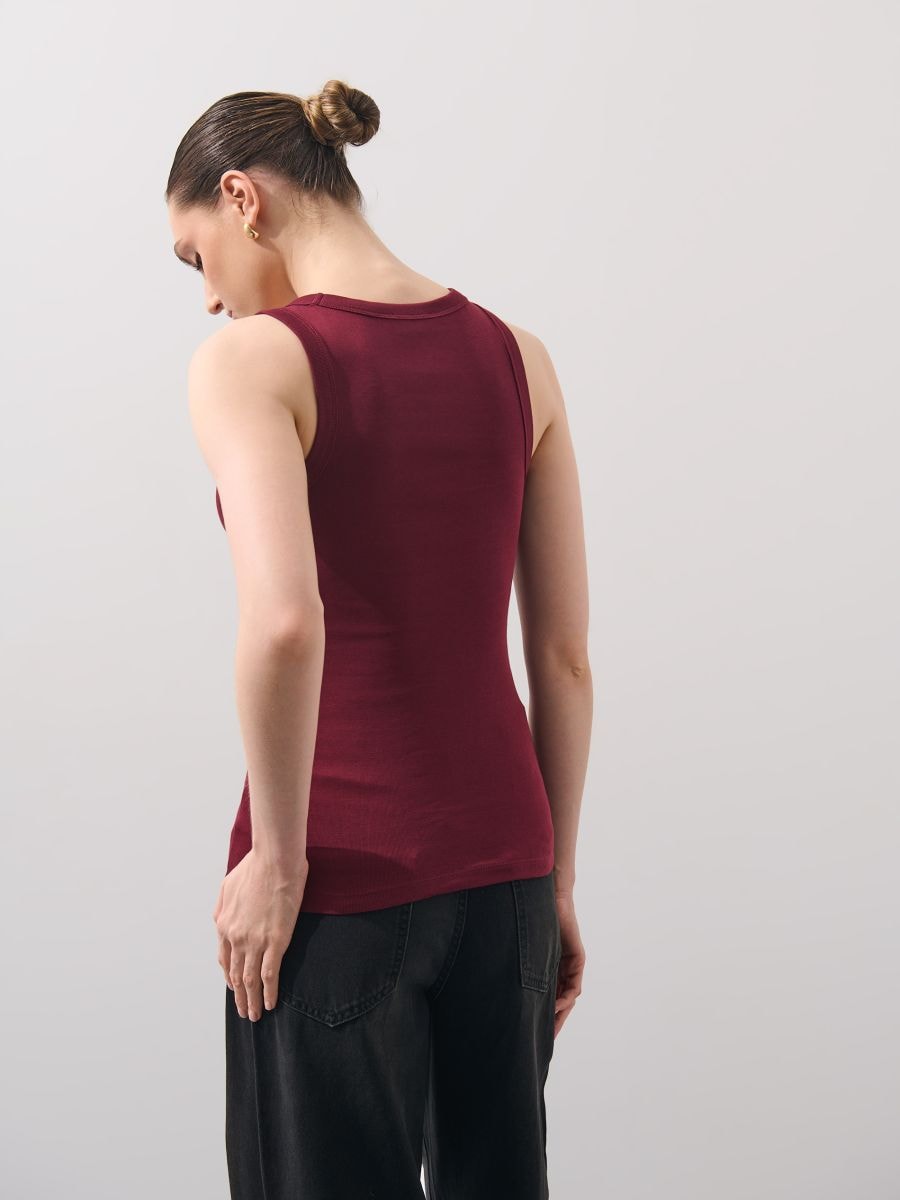 Biały dopasowany top