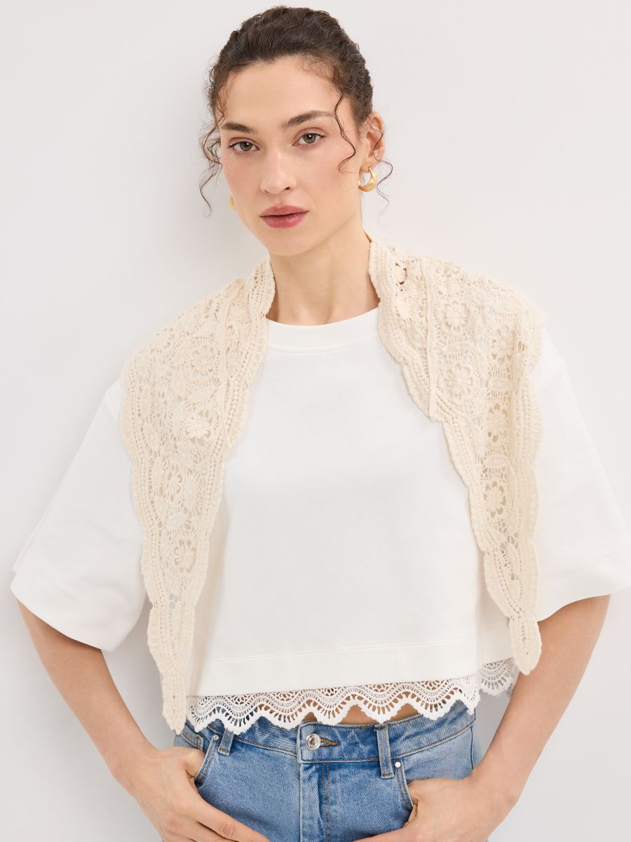 Brązowy t-shirt z koronką