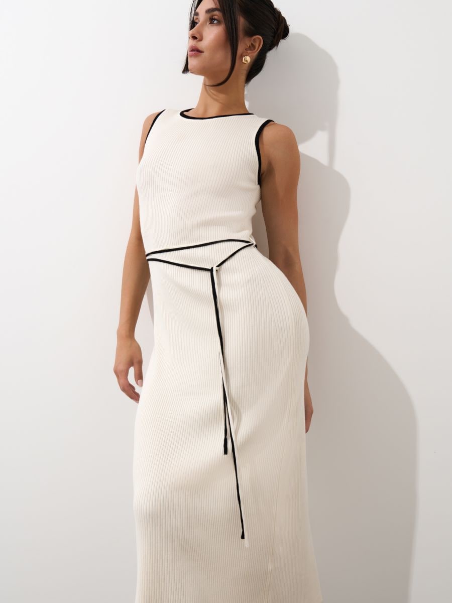 Dopasowana kremowa sukienka midi
