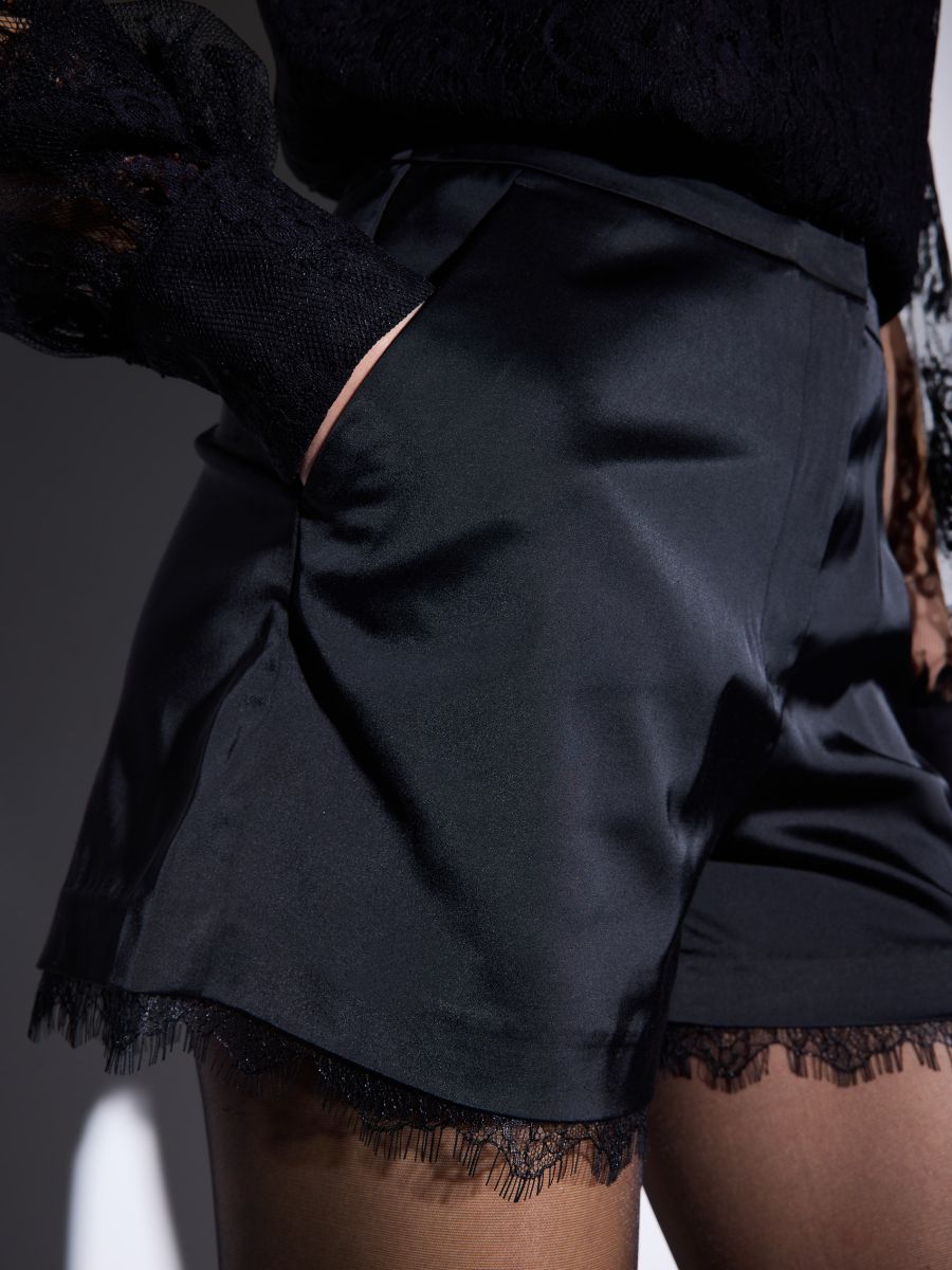 Czarne szorty z koronką