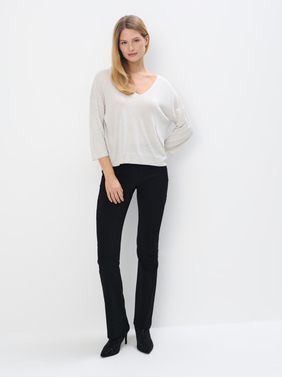 Kremowy sweter z dekoltem V