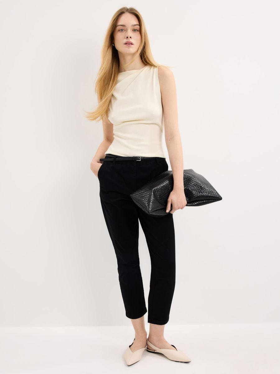 Beżowe spodnie chino slim z paskiem