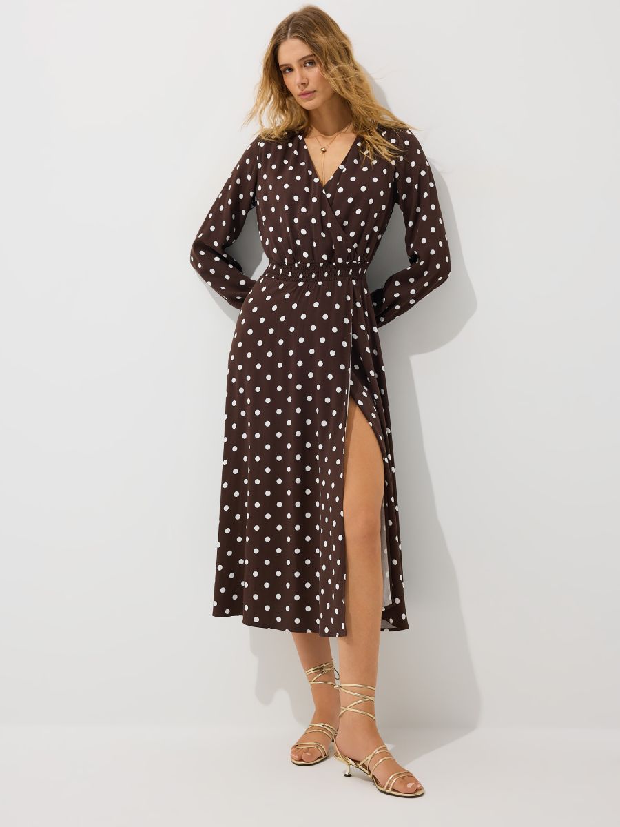 Kopertowa różowa sukienka midi