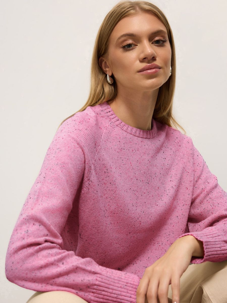 Rożowy sweter z domieszką wełny
