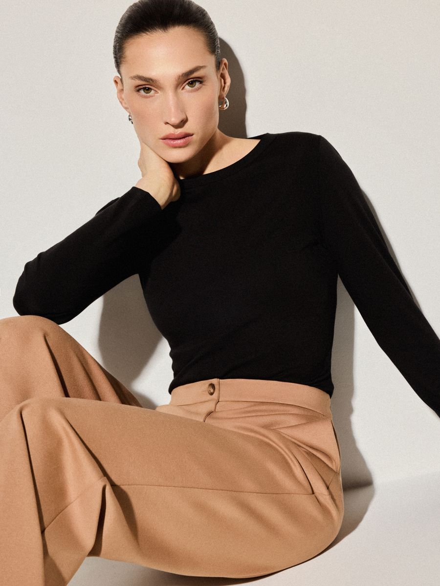 Biały longsleeve basic z modalem