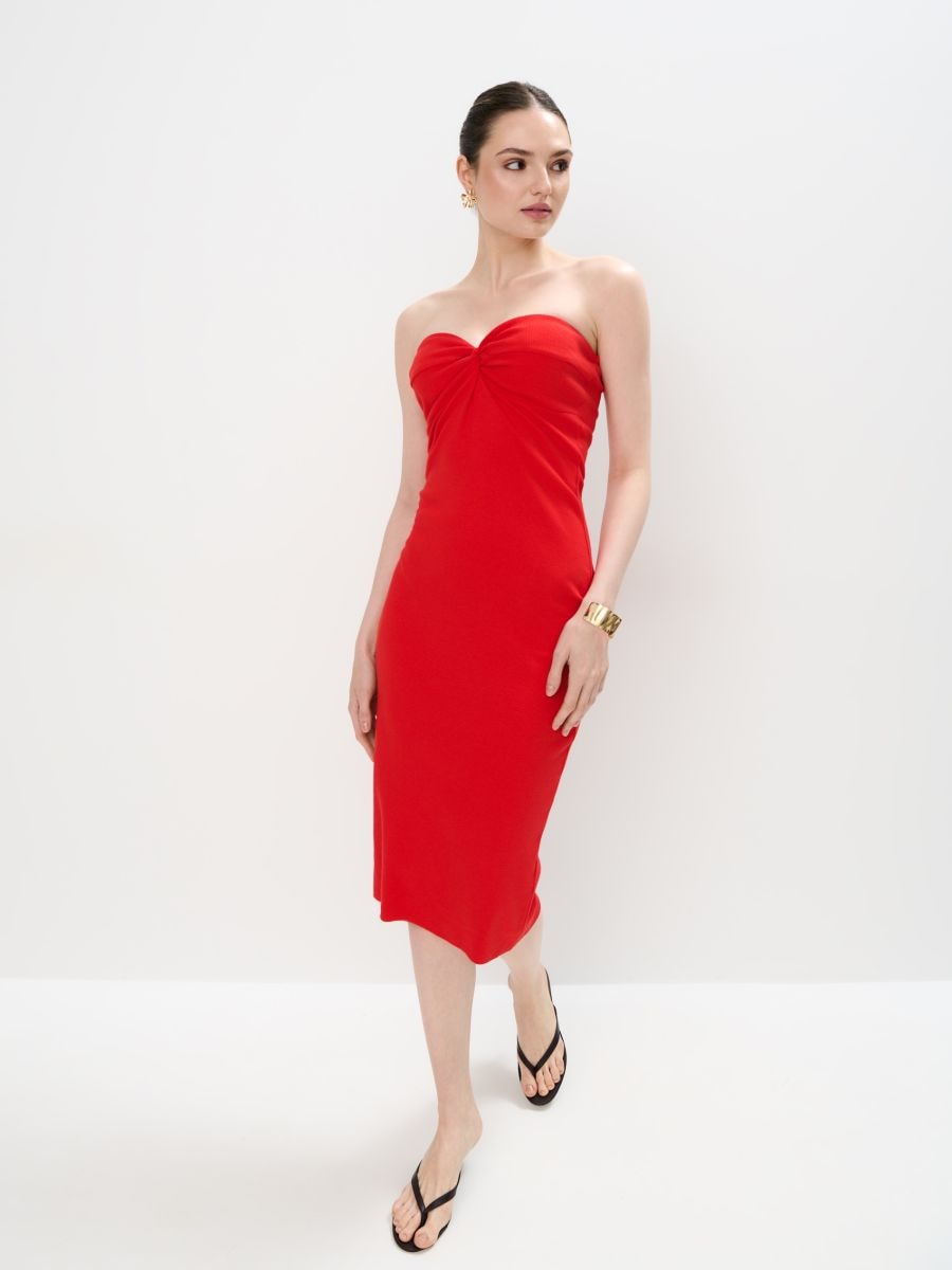 Czarna sukienka midi bez ramiączek