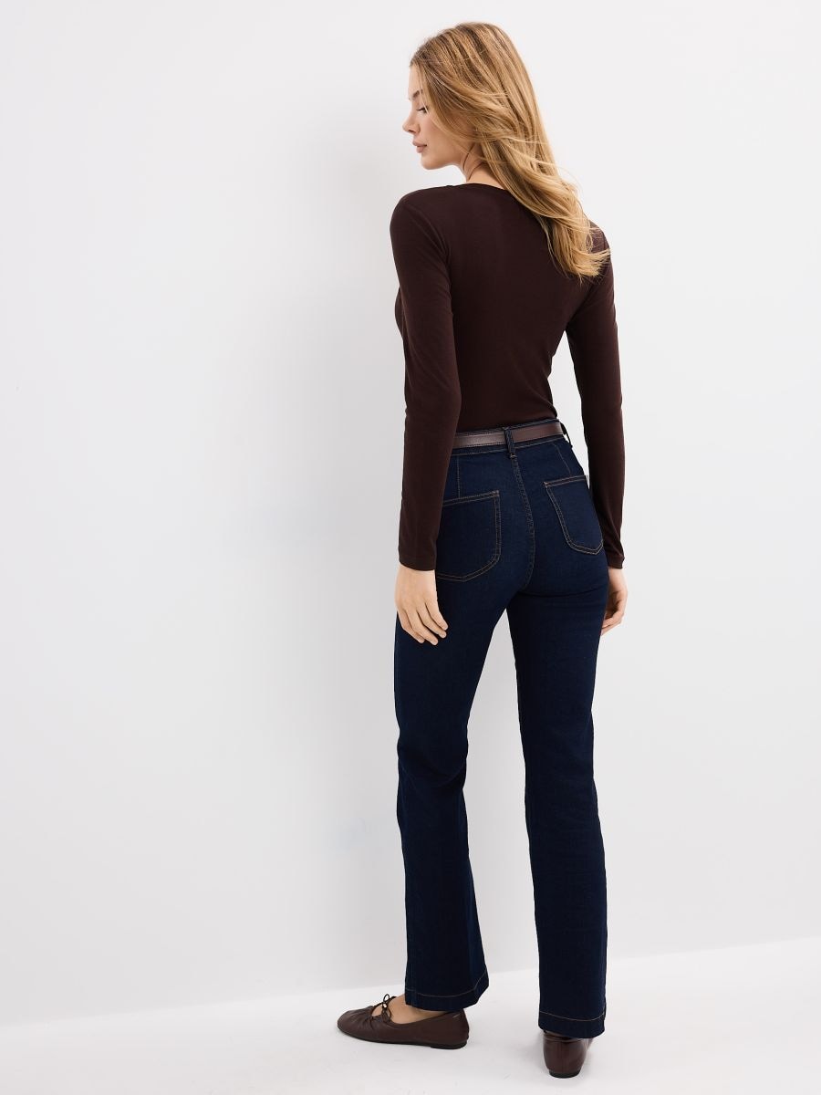 Jeansy bootcut z paskiem