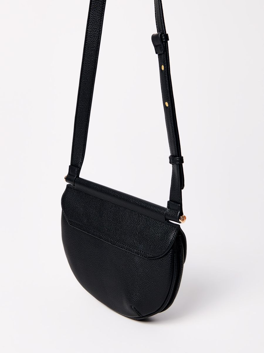 Czarna torebka z paskiem na ramię