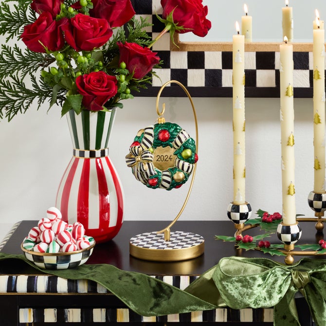 Classic Courtly Ornament Stand