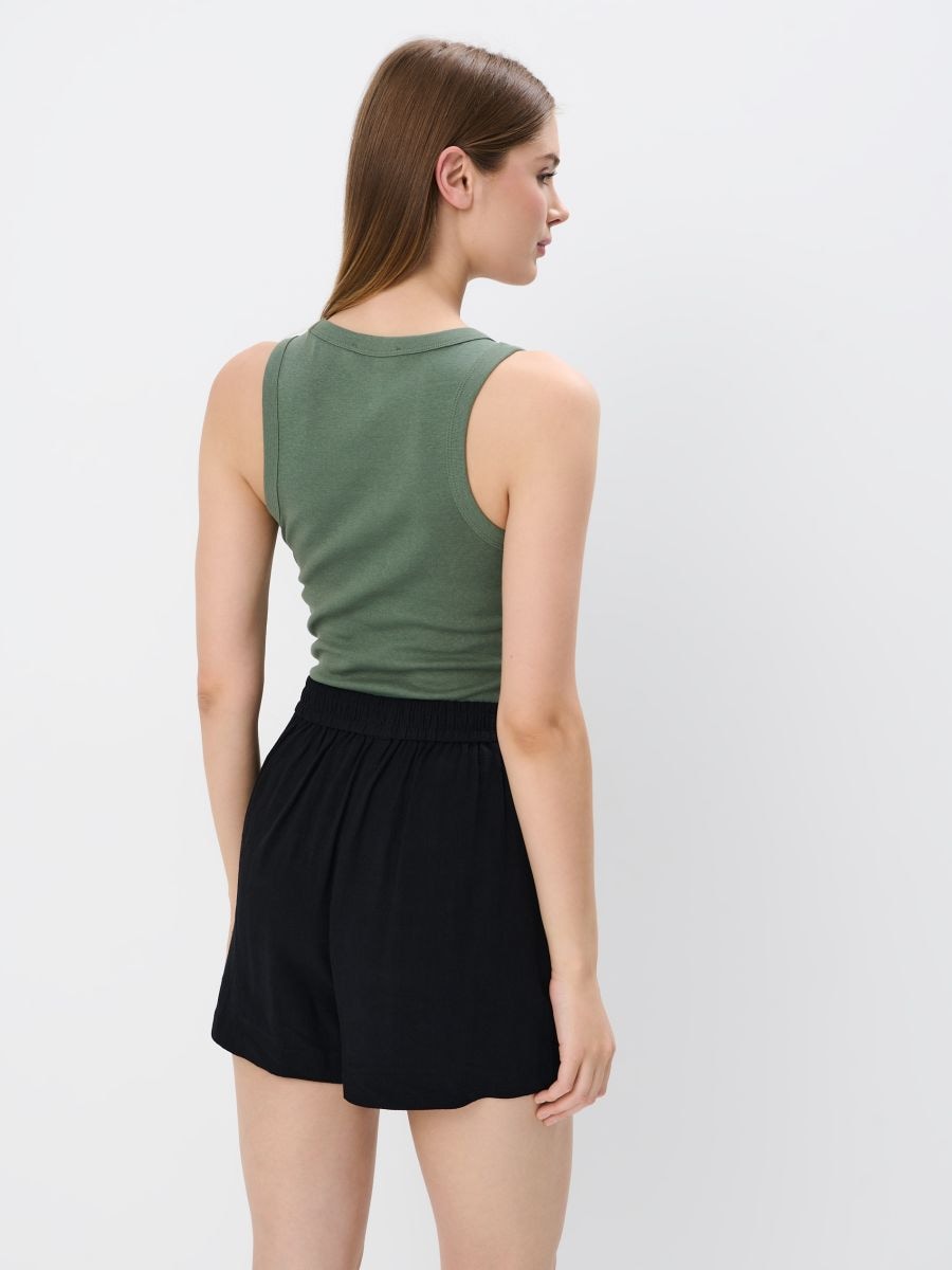 Biały dopasowany top