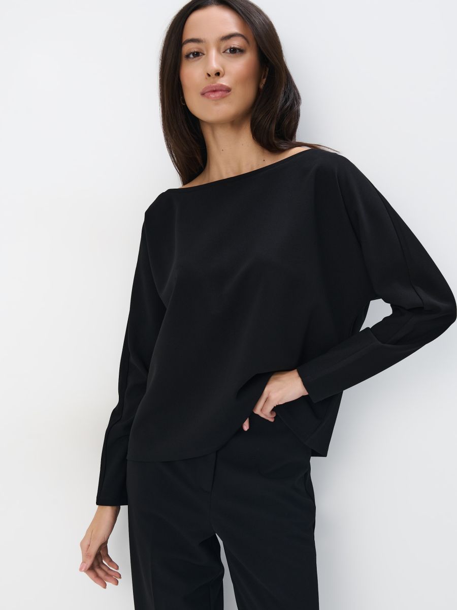 Czerwona bluza z dekoltem w łódkę