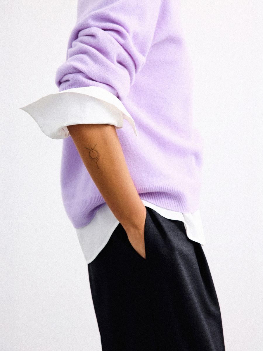 Wełniany liliowy sweter