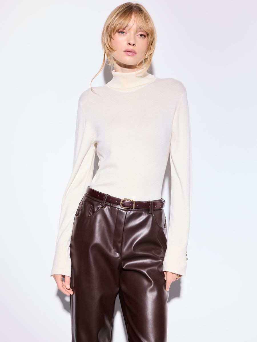 Kremowy sweter z golfem