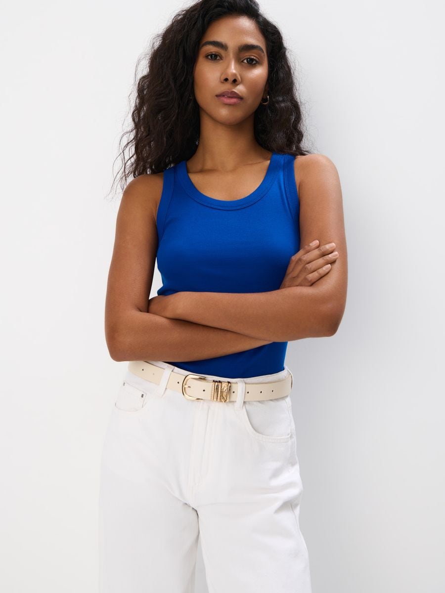 Biały dopasowany top