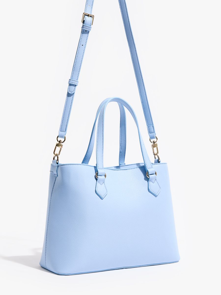 Błękitna torebka z brelokiem