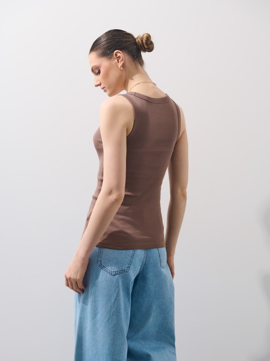 Biały dopasowany top