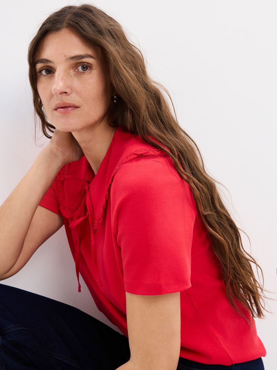 Czerwona bluzka z ozdobnym kołnierzem