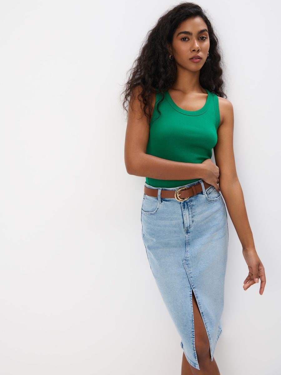 Biały dopasowany top