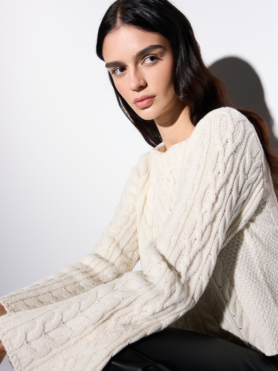 Sweter z ozdobnym splotem