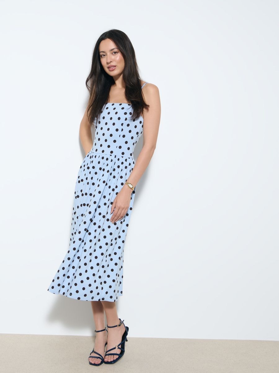 Błękitna sukienka midi w grochy