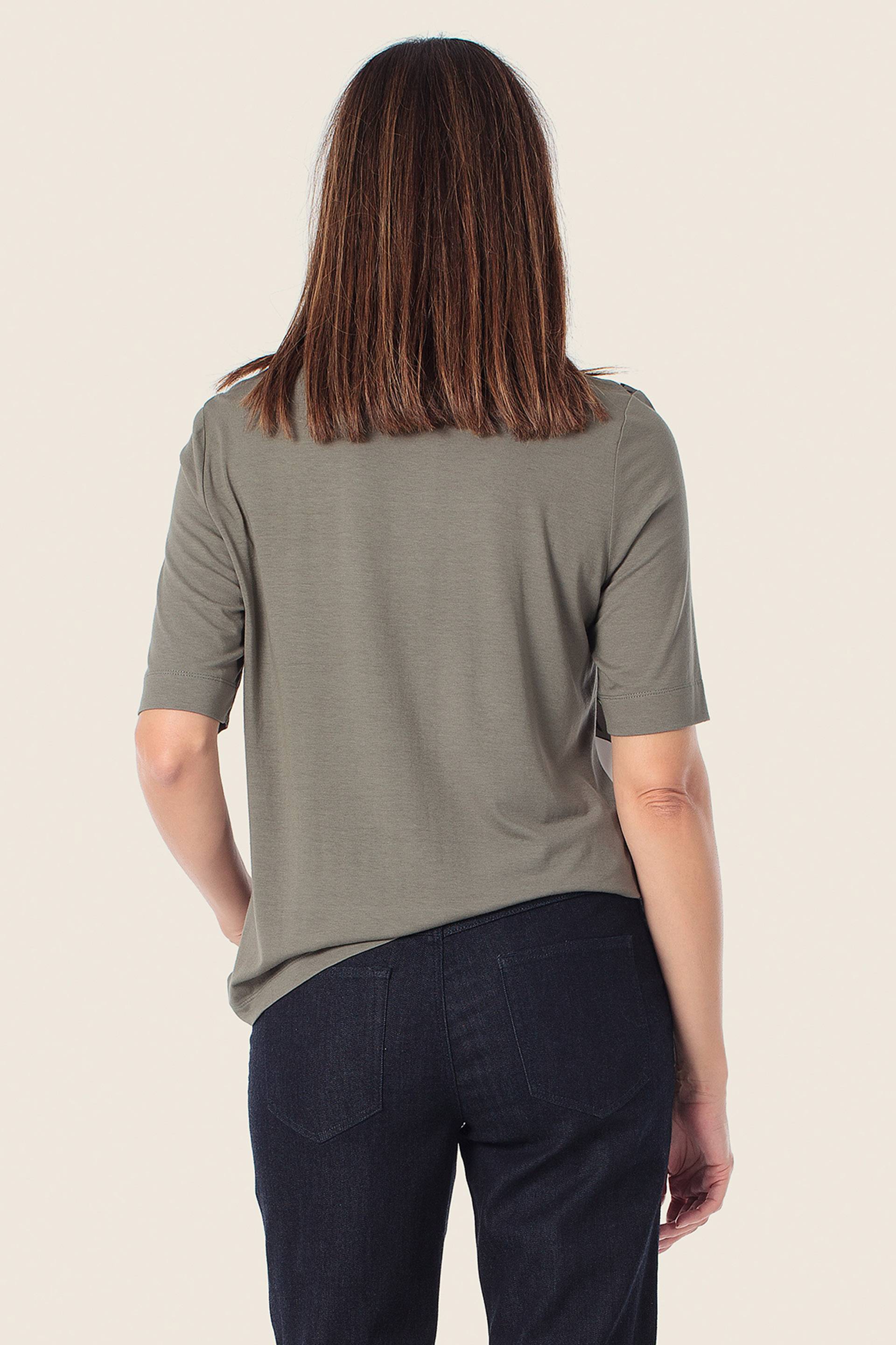 T-Shirt mit Muster in verschiedenen Grüntönen