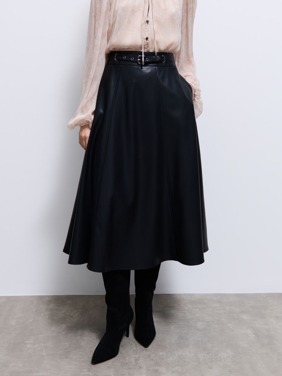 Czarna spódnica midi z imitacji skóry