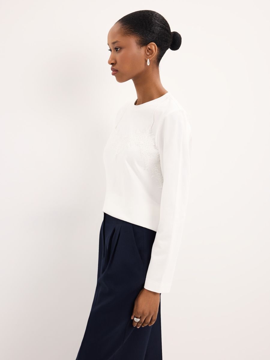 Longsleeve z koronkowym zdobieniem