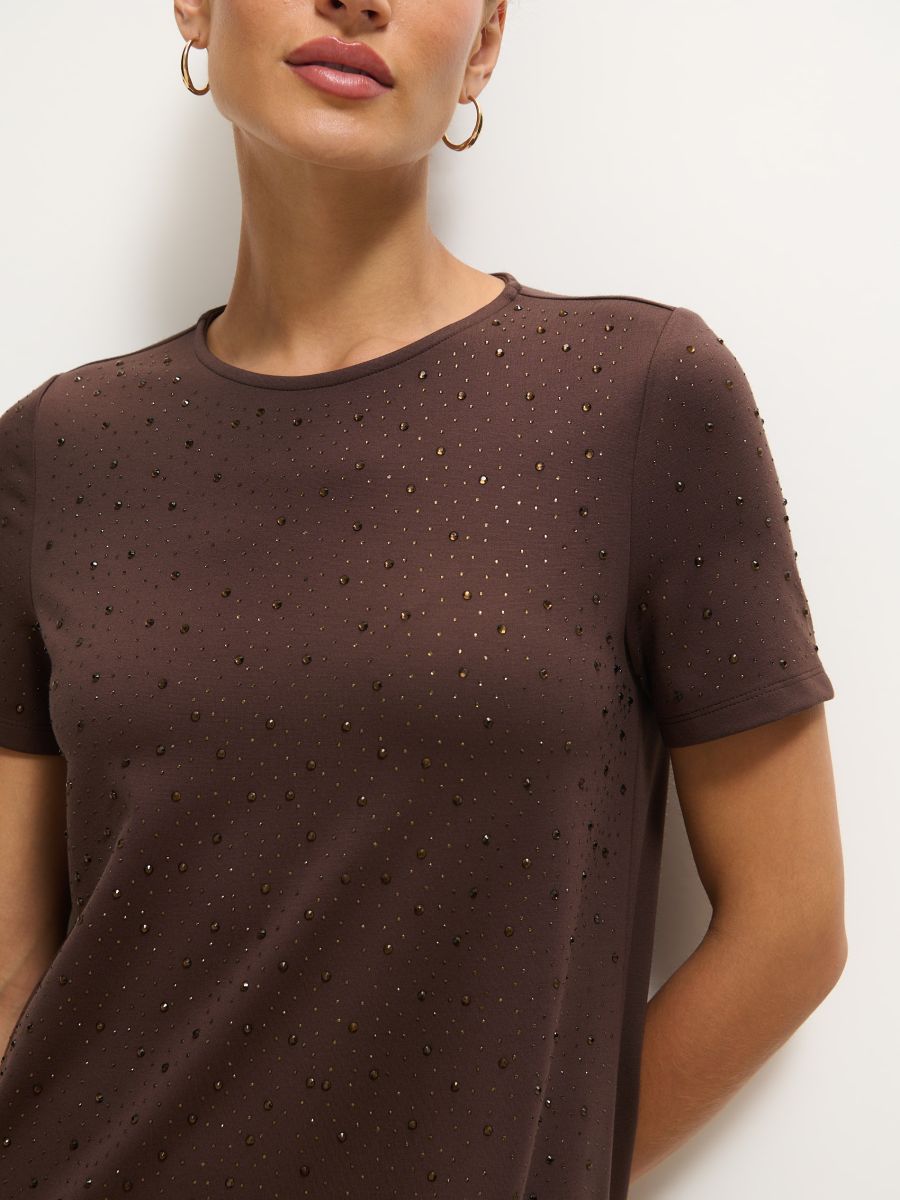 Czekoladowa sukienka mini z ozdobnymi elementami