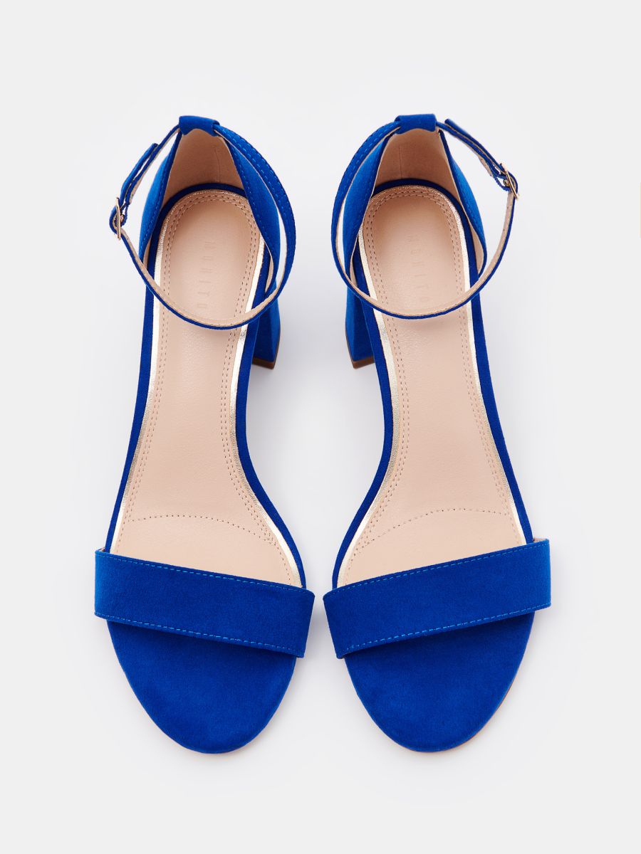 Kobaltowe sandały na słupku