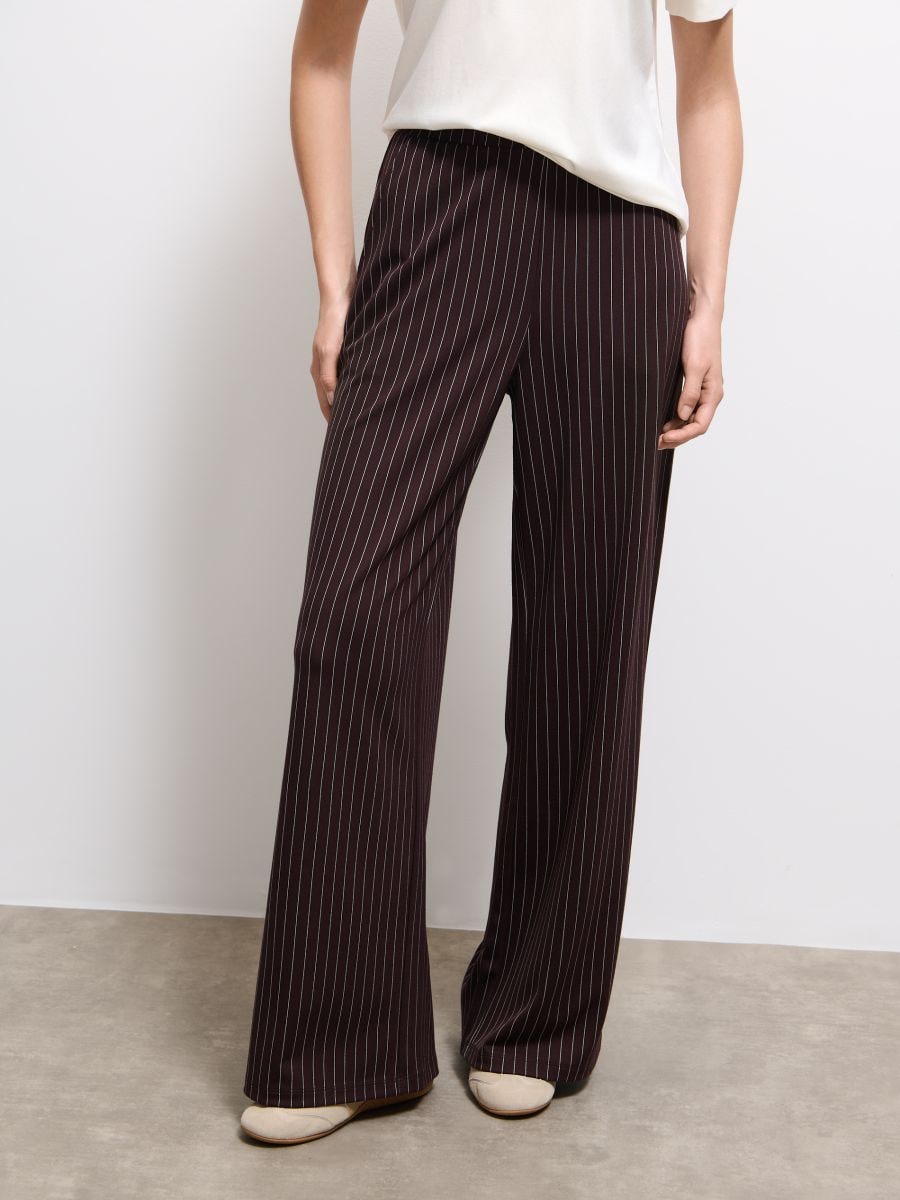 Brązowe spodnie z szeroką nogawką