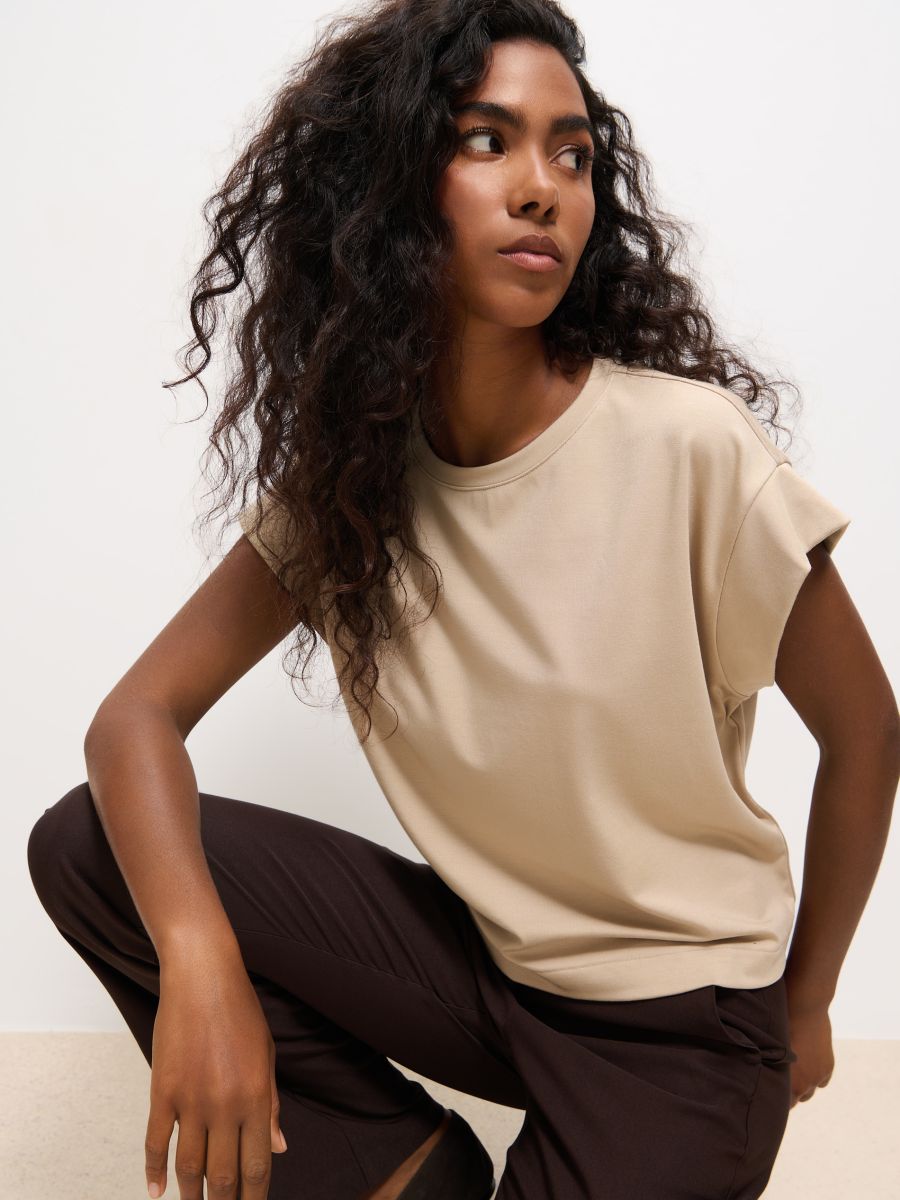 Beżowy t-shirt z merceryzowanej wiskozy