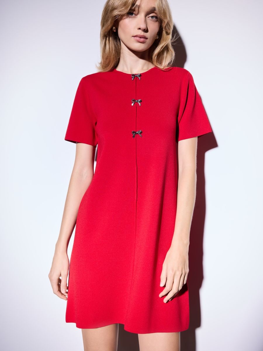 Sukienka mini z ozdobnymi kokardkami