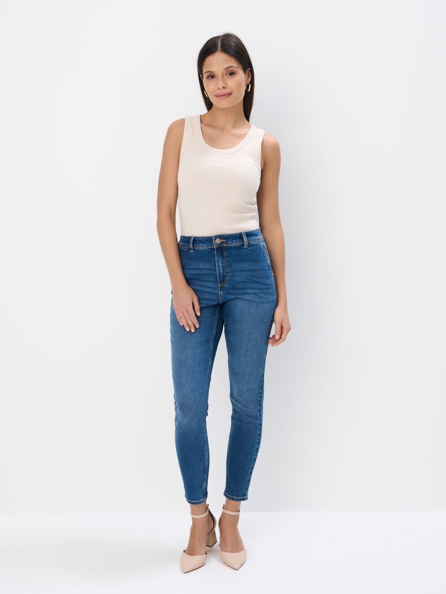 Biały dopasowany top