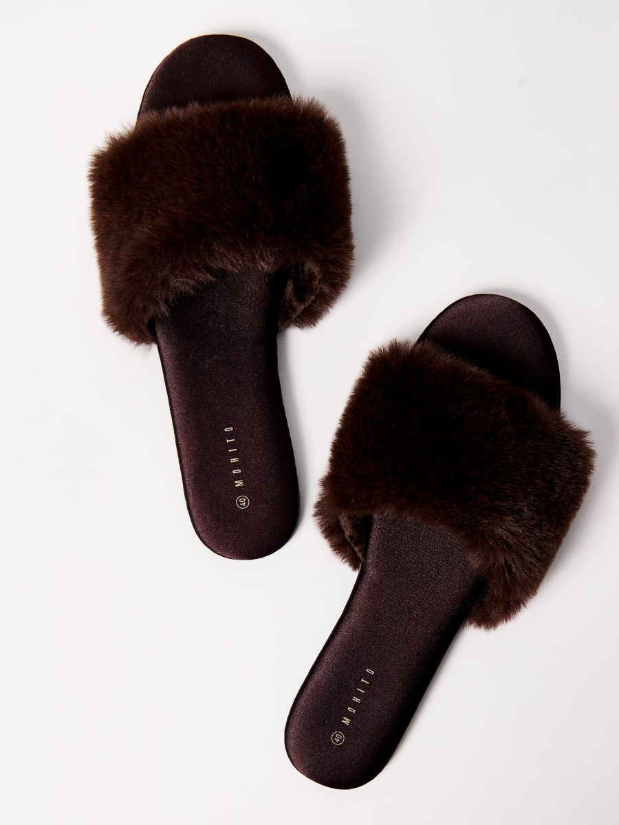 Brązowe kapcie ze sztucznym futerkiem