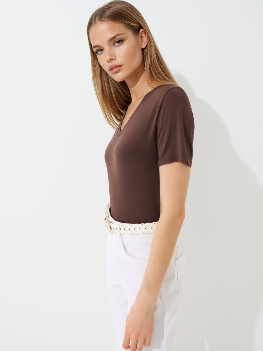 Czekoladowy t-shirt z dekoltem V