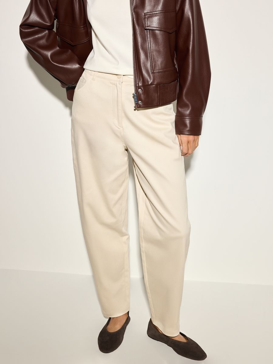 Kremowe spodnie barrel