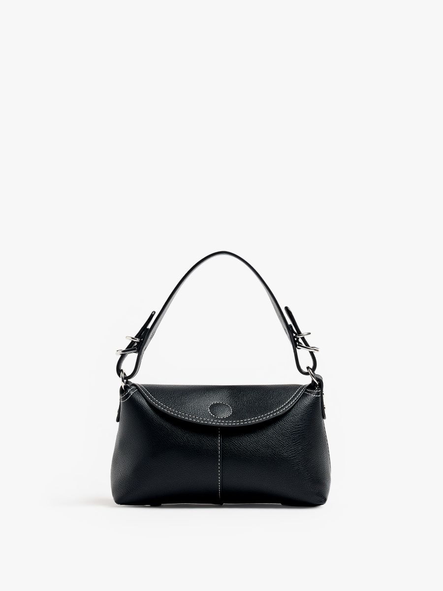 Czarna torebka z paskiem na ramię