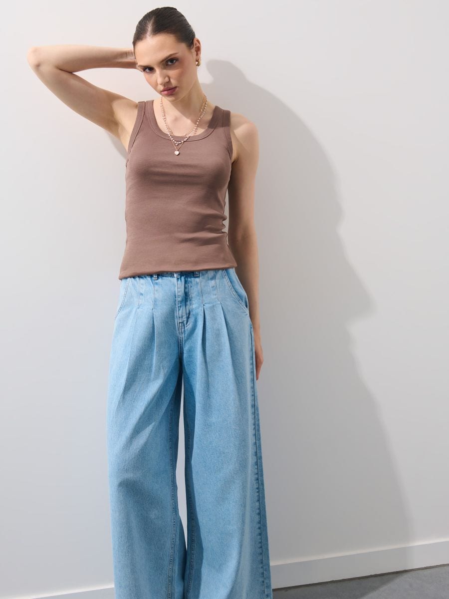 Biały dopasowany top